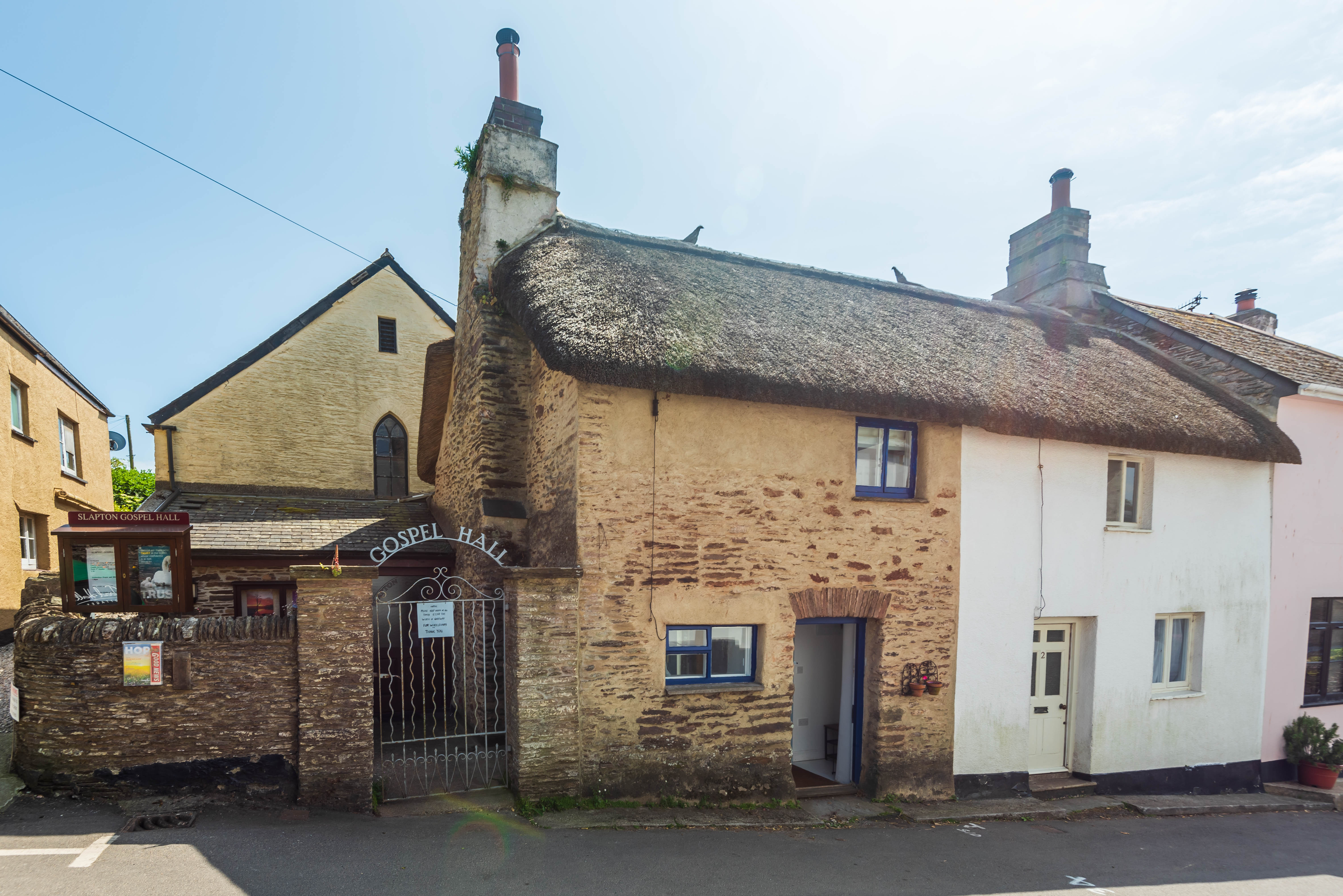 2 bedroom, dog friendly, thatched holiday cottage less than a mile to the beach at Slapton Sands