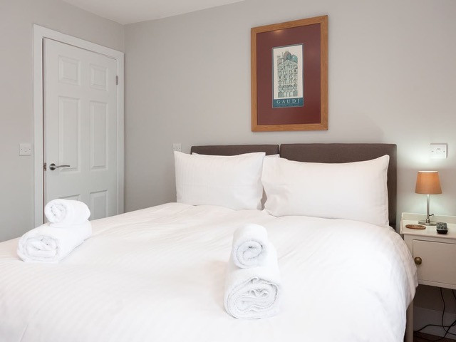 Bedroom 1 with 5ft king size bed