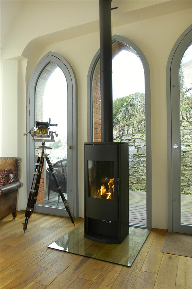 The very efficient flame log effect gas stove.
