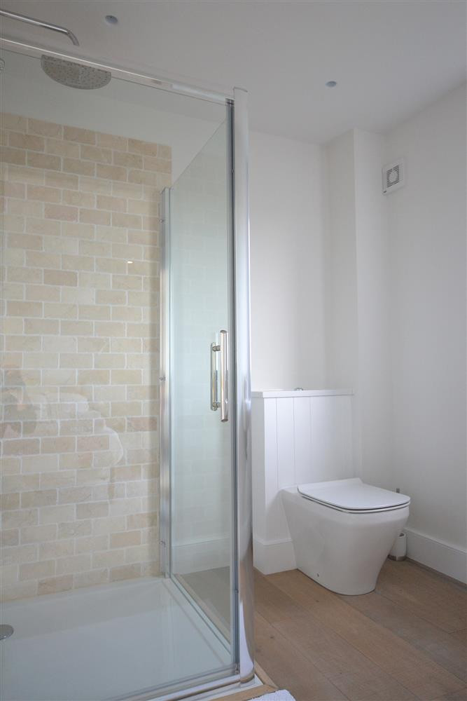 Bedroom 2 en suite shower room